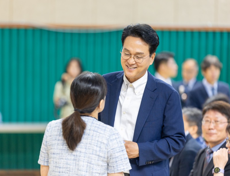 안민석 경기도교육감이 학부모와 대화를 나누고 있다. /경기도교육청