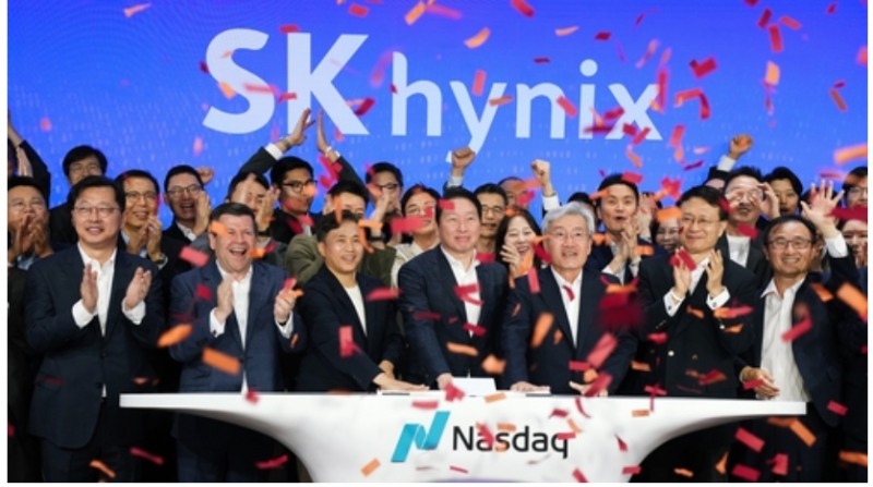 최태원 SK그룹 회장, 곽노정 SK하이닉스 CEO 등이 10일(현지시간) 오프닝 벨 행사에서 타종하고 있다. 사진=SK하이닉스 제공, 연합뉴스