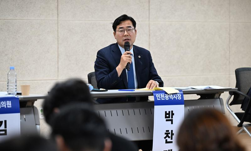 박찬대 인천시장이 11일 청라3동 행정복지센터에서 열린 '서울7호선 청라연장 관련 주민간담회'에서 질의응답을 하고 있다./인천시