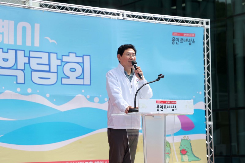 이상일 용인특례시장이 11일 용인특례시 주민자치박람회에서 인사말을 하고 있다. /용인시