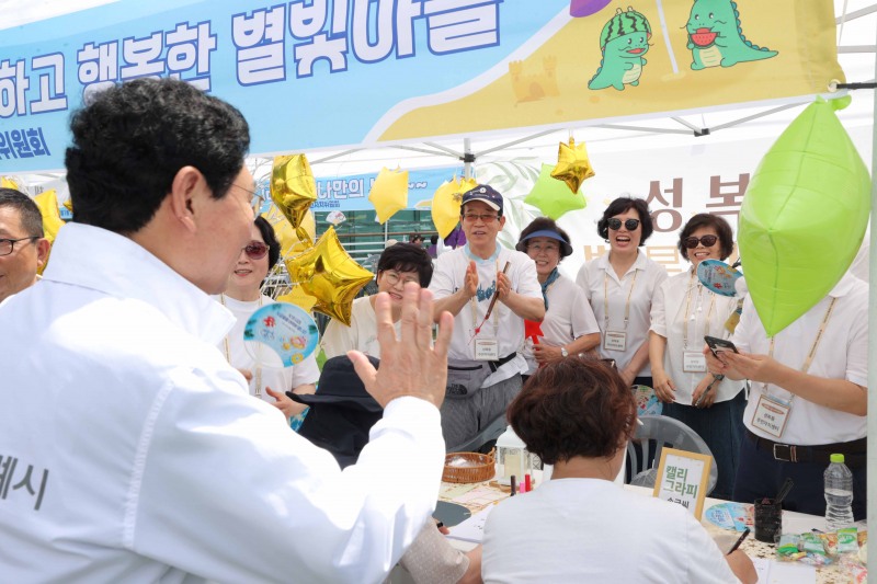 이상일 용인특례시장(왼쪽)이 11일 용인특례시 주민자치박람회에서 시민들과 인사를 나누고 있다. /용인시
