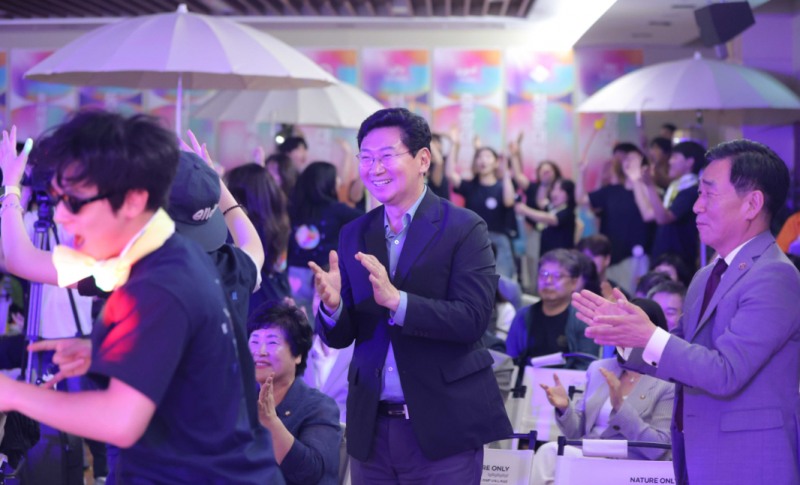 제3회 대한민국 대학연극제 개막식에서 이상일 용인특례시장이 길드 퍼포먼스에 함께 하고 있다. /용인시