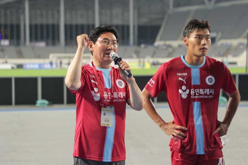 이상일 용인특례시장이 11일 미르스타움에서 열린 용인FC와 충북청주FC 경기가 끝난 뒤 서포터즈들에게 인사를 하고 있다./용인시