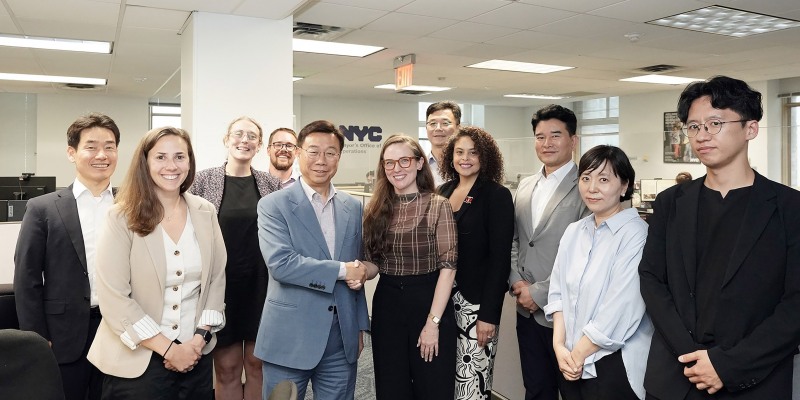 신상진 성남시장이 이끄는 성남시 대표단이 현지시간 7월 9일 뉴욕시장운영실(Mayor's Office of Operations) 관계자들과 면담을 마친 뒤 기념촬영을 하고 있다./성남시