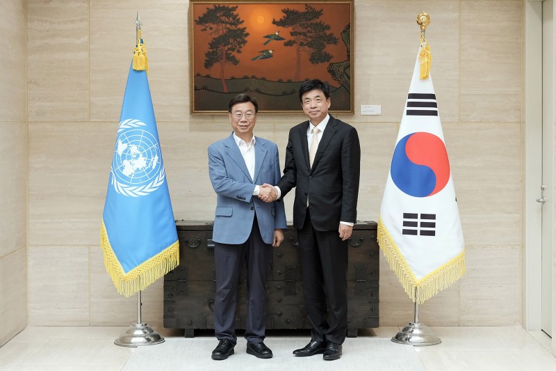 신상진 성남시장이 현지시간 10일 주유엔 대한민국 대표부를 방문해 차지훈 주유엔대사와 기념사진을 찍고 있다./ 성남시