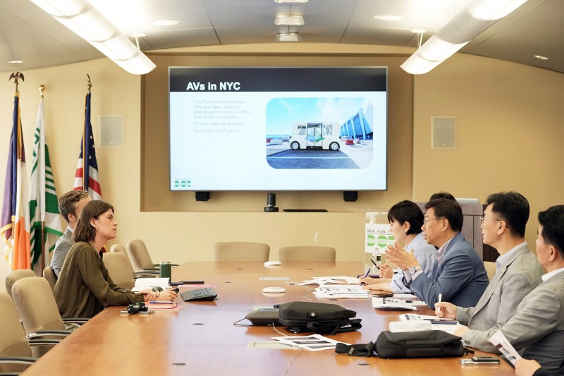 신상진 성남시장이 현지시간 9일 뉴욕시 교통국(New York City Department of Transportation)을 방문해 도시 교통 운영과 자율주행 정책에 대해 의견을 나누고 있다./성남시