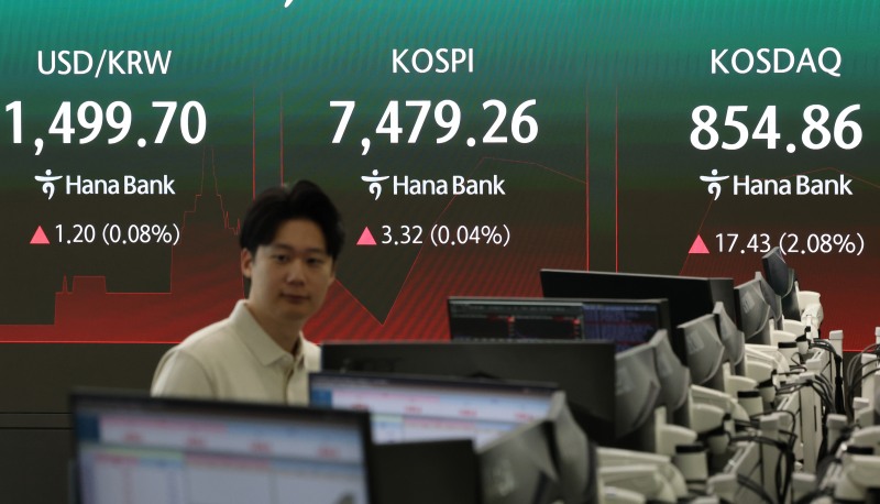 13일 서울 중구 하나은행 본점 딜링룸에서 직원들이 업무를 보고 있다./연합뉴스