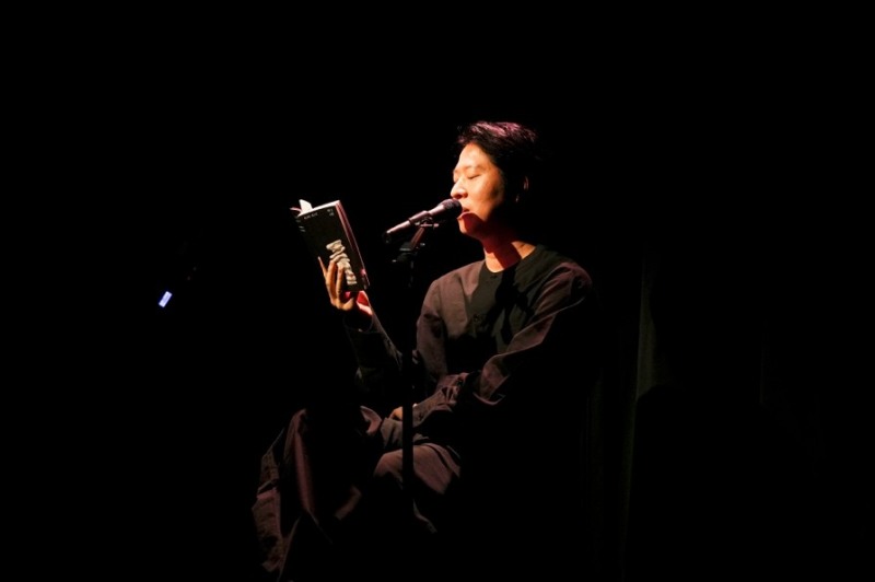 올킨스(OLKINS)가 지난 3일 서울 마포구 복합문화공간 연남장에서 열린 공연 '천사의 위스키—감각하고 사유하는 밤'에 공식 협찬사로 참여했다