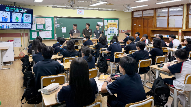 동백중 학생을 대상으로 단국대 환경교육단이 환경교육을 실시하고 있다. (사진제공=단국대)