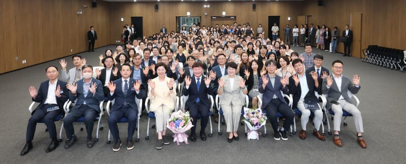 경기도의회 의장단과 사무처 직원들이 함께 기념촬영을 하고있다. /경기도의회