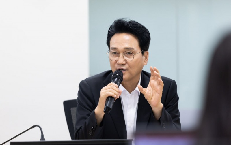 안민석 경기도교육감이 13일 조원청사에서 열린 '폰 프리 스쿨 추진단' 제1차 전체회의에서 발언을 하고있다. /경기도교육청