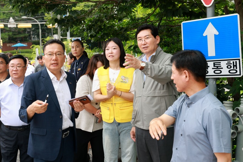 이상일 용인특례시장이 13일 수지구 성복동 효자초를 찾아 통학로 등 현장을 살펴보고 있다. /용인시