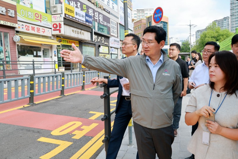 13일 수지구 성복동 효자초를 찾아 통학로 등 현장을 살펴보고 있는 이상일 용인특례시장. /용인시