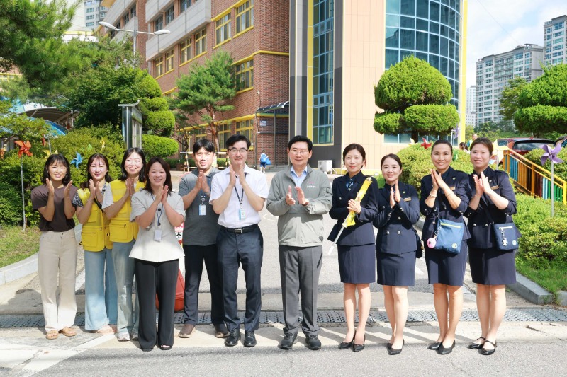 이상일 용인특례시장이 13일 수지구 성복동 효자초 현장 점검을 마친 뒤 서부녹색어머니회 회원 등 관계자들과 기념사진 촬영을 하고 있다./용인시
