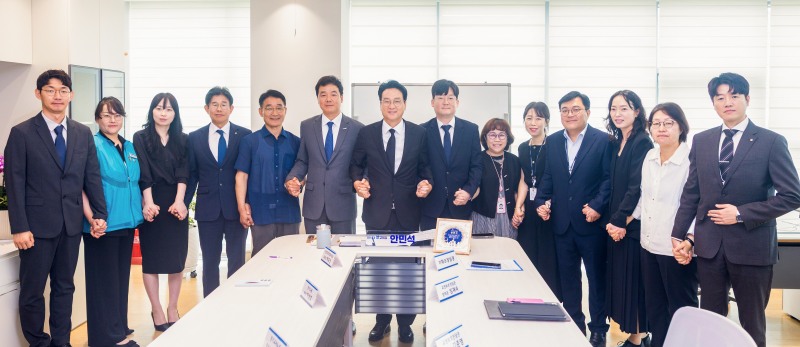 안민석 경기도교육감이 13일 남부청사 집무실에서 제2호 정책 '교권보호단' 결재를 마치고 교권보호 관련 전문가와 함께 기념촬영을 하고 있다. /경기도교육청