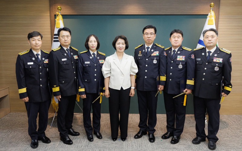 13일 오후 수원특례시 경기도청 접견실에서 추미애 경기도지사가 경기도소방재난본부 소방준감 및 소방정 승진자에게 임명장 수여 후 기념촬영을 하고 있다./경기도