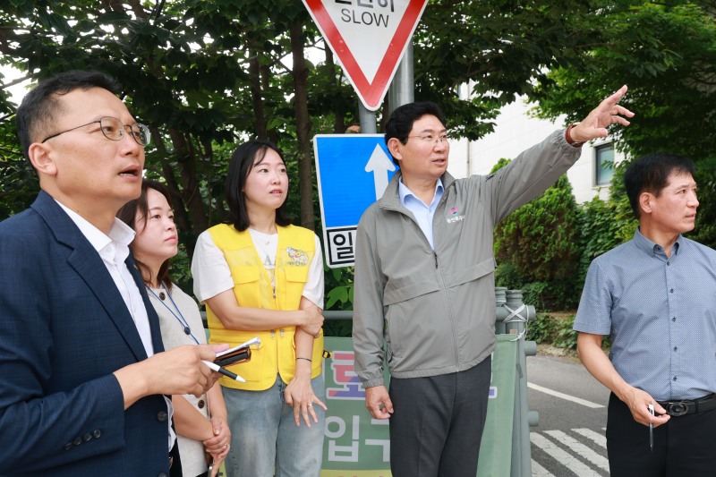 이상일 용인특례시장이 초등학교 통학로를 점검하고 있다. /용인시