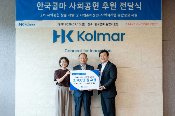 자립준비청년 지원을 위한 후원금 전달식에서 최현규 한국콜마 대표이사(가운데)와 고대현 소이프스튜디오 대표이사(오른쪽), 하정은 재단법인 밴드 이사장(왼쪽)이 기념사진을 촬영하고 있다.