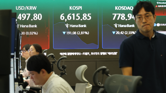 14일 서울 하나은행 본점 딜링룸에 코스피가 표시되고 있다./연합뉴스