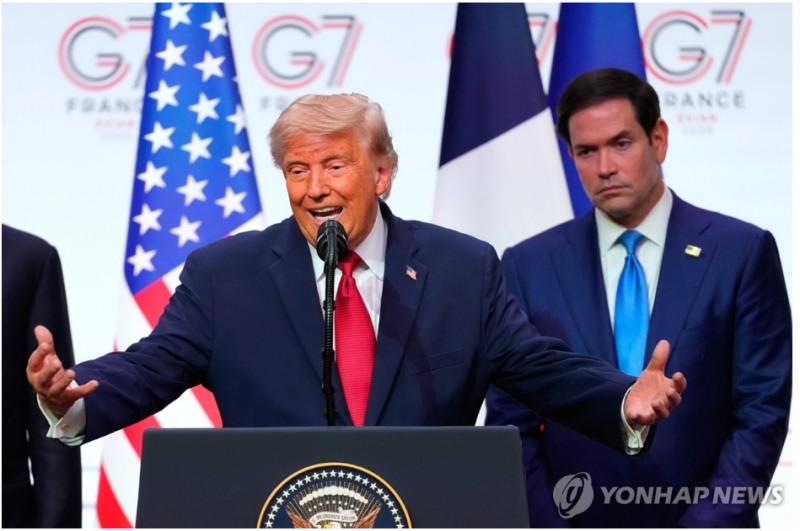트럼프 대통령이 호르무츠해협 통행료를 부과할 경우 대형유조선의 경우 3000만달러에 달하는 통행료를 지불해야 하는 것으로 예상된다고 블룸버그통신이 전망했다. 사진=AP 연합뉴스