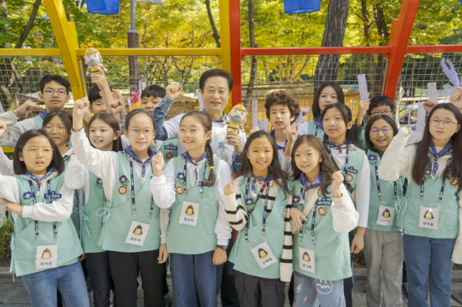 2025년 '리틀강감찬' 단원들이 소홍삼 관악문화재단 대표이사(가운데)와 기념 사진 촬영을 하고 있다. (사진제공=관악문화재단)