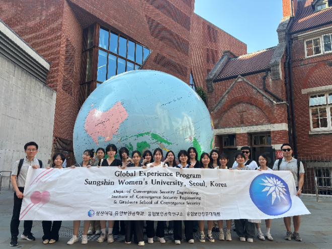성신여자대학교 융합보안공학과, 융합보안전문대학원 연구팀이 런던 하계 글로벌 연수 프로그램 중 런던정치경제대학교(LSE) 앞에서 기념사진 촬영을 하고 있다. (사진제공=성신여대)