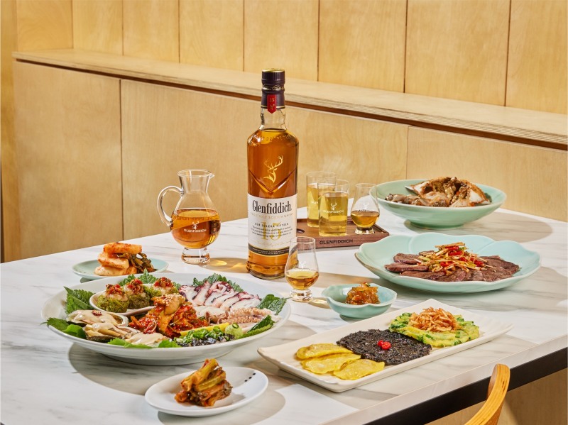 글렌피딕(Glenfiddich)이 초복 여름철 대표 보양식과 자사 위스키의 조화를 보여주는 새로운 미식 페어링을 선보였다.