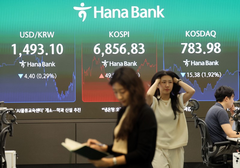 코스피가 소폭 상승 마감한 14일 서울 중구 하나은행 딜링룸에서 직원이 업무를 보고 있다./연합뉴스
