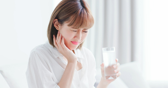 무더위에 얼음이 든 음료를 마시다 이가 찌릿하게 시린 경험을 하는 사람이 많다. 이는 치아에 금이 가면서 나타나는 신호일 수도 있다. <사진=클립아트코리아 제공>