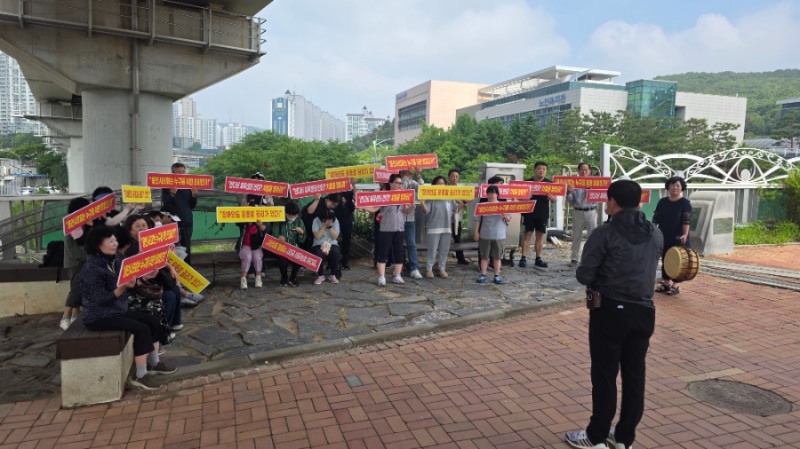 용인특례시 한 장애인 단체 회원들이 반다비체육센터 건립사업을 조속히 추진해 달라고 요구하면서 시위를 벌이고 있다. /장애인 단체