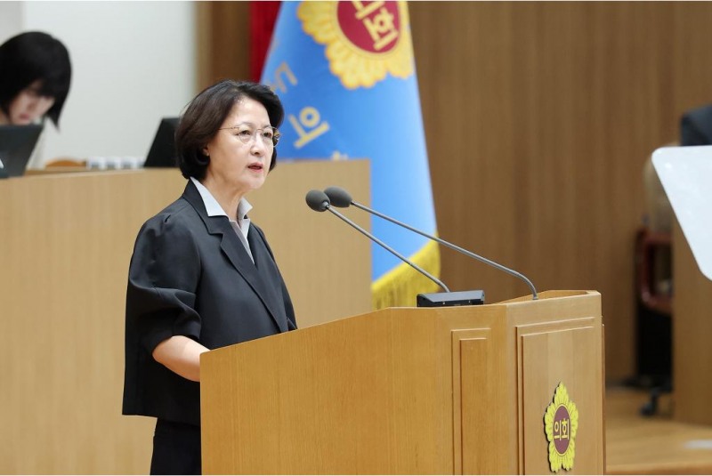 14일 오전 수원특례시 경기도의회 본회의장에서 열린 제392회 임시회 제2차 본회의에서 추미애 경기도지사가 도정 연설을 하고 있다./경기도
