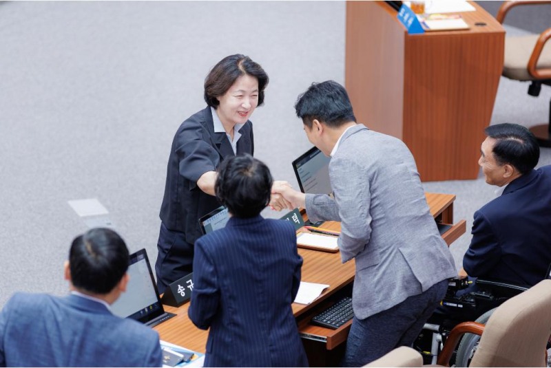 14일 오전 수원특례시 경기도의회 본회의장에서 열린 제392회 임시회 제2차 본회의에서 추미애 경기도지사가 경기도의원들과 인사를 하고 있다./경기도