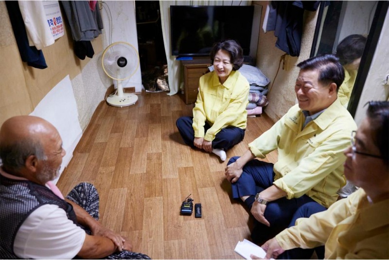 4일 오전 광명시 뚝방길 인근 추미애 경기도지사와 박승원 광명시장과 함께 주민과 대화를 하고있다. /경기도