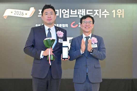 풀무원 반려동물사업부 김동현 사업부장(왼쪽)이 ‘2026 프리미엄 브랜드지수’ 펫푸드 부문 1위를 수상한 뒤 기념 촬영하고 있다.
