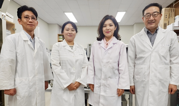 우측부터 바이오루틱스 연구소장 김진우 박사, 한국열린사이버대학교 뷰티건강디자인학과 성영환 교수, 초이랩 박새롬 박사, 최용근 박사 (사진제공=바이오루틱스)
