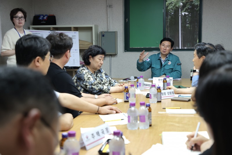 이상일 용인특례시장은 14일 오후 상현동 광교포레듀엔 아파트를 찾아 주민들의 민원 사항을 청취하고, 관련 부서에 검토를 지시했다./용인시