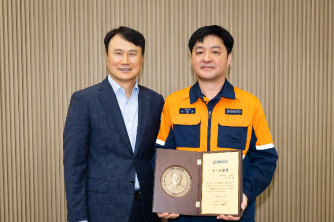 이희근 포스코 대표이사 사장(왼쪽)과 이상휘 명장이 15알 ‘포스코 명장’ 임명식에서 임명장과 기념패를 전달한 뒤 기념 촬영을 하고 있다. 사진= 포스코