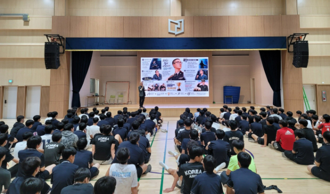 지난 14일, 강릉명륜고에서 학생들에게 강연 중인 가톨릭관동대학교 장정법 홍보팀장. (사진제공=가톨릭관동대)