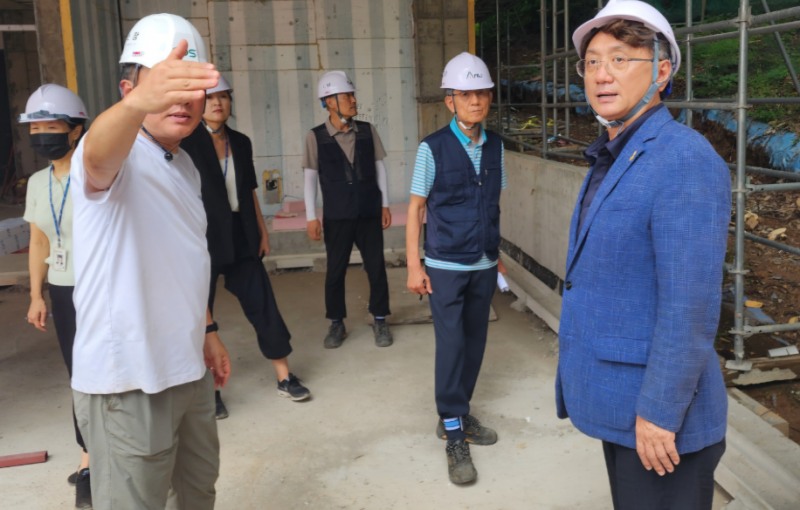 이교우 용인특례시의원 신봉동 도서관 건립 현장 점검