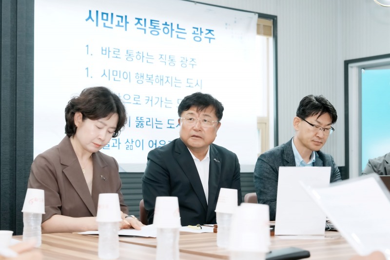 박관열 광주시장이 15일 '제1회 직통시장실'에 참석, 발언을 하고 있다. /광주시