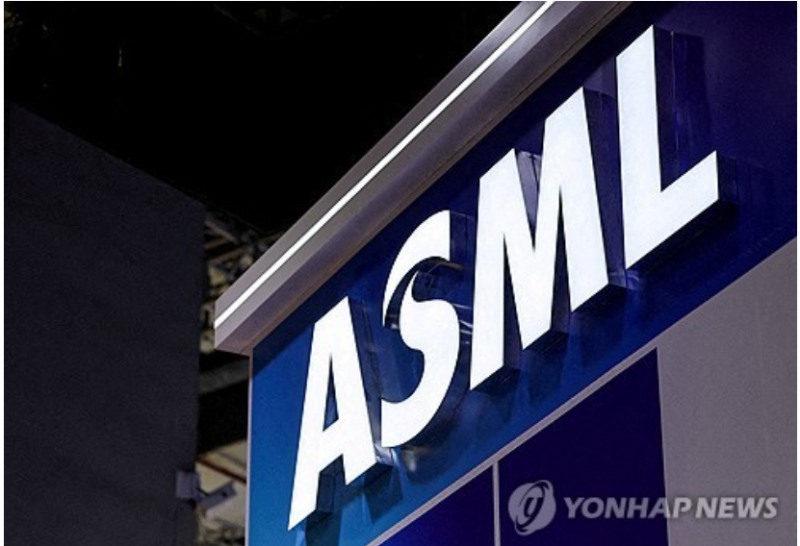 네덜란드의 세계 최대 반도체 장비업체인 ASML의 2분기 실적이 시장 예상치를 크게 웃돌았다고 블룸버그통신이 15일(현지시간) 보도했다. 사진=로이터통신, 연합뉴스