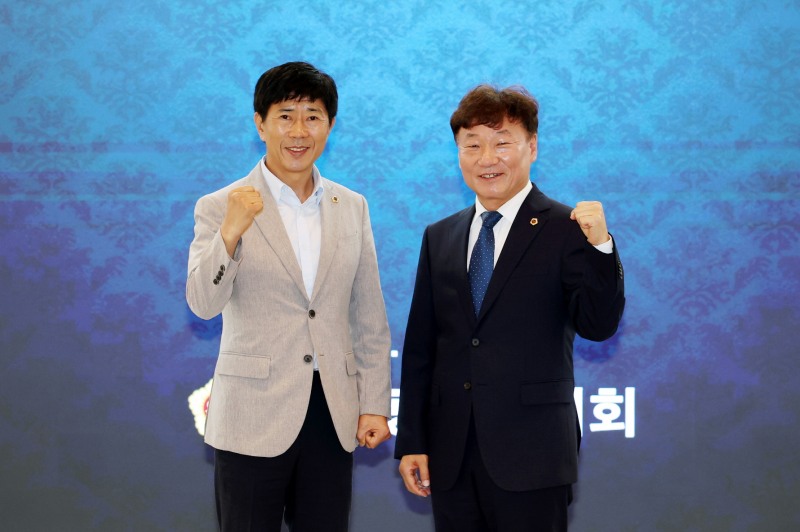 남종섭 경기도의회 의장이 15일 박종혁 인천시의회 의장과 함께 하고있다. /경기도의회