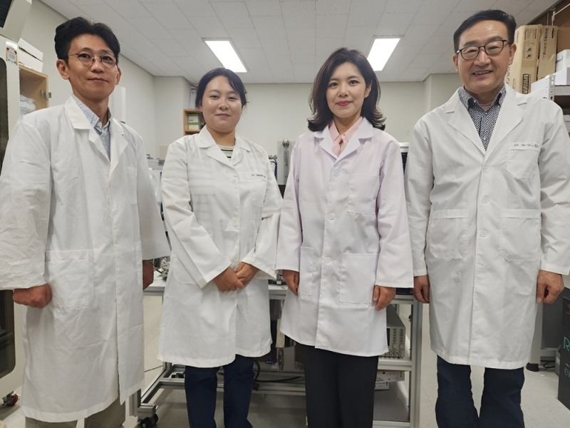 (사진)우측부터 바이오루틱스 연구소장 김진우 박사, 한국열린사이버대학교 뷰티건강디자인학과 성영환 교수, 초이랩 박새롬 박사, 최용근 박사(사진제공=바이오루틱스)