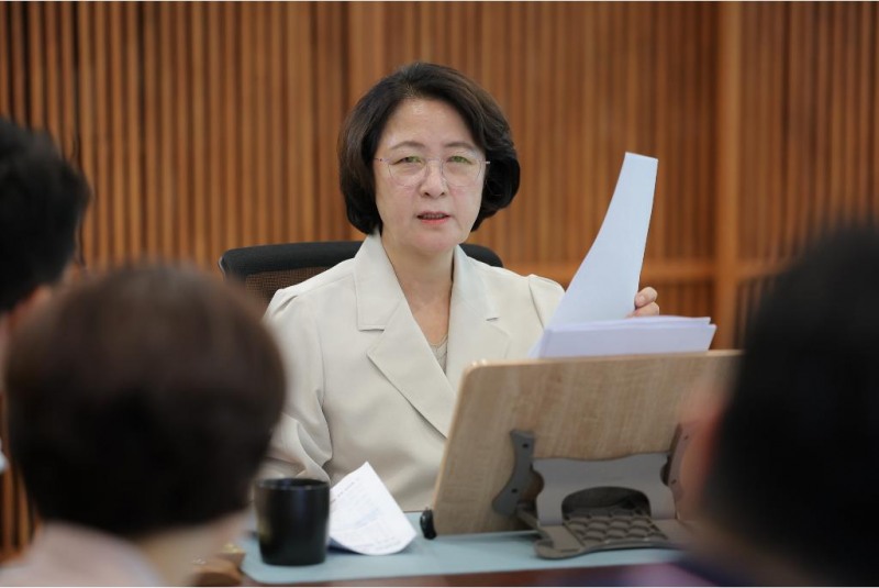 15일 오전 경기도청에서 추미애 경기도지사가 관련 경기도청 실·국장 등과 제2차 반도체 초격차 전략회의를 하고있다./경기도