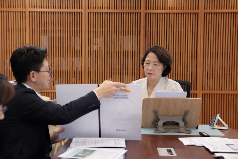 추미애 경기도지사가 반도체 관련 보고를 받고 있다. /경기도