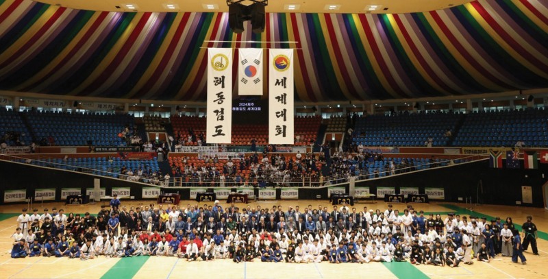 지난 2024년 제주특별자치도에서 열린 '제 13회 해동검도 세계대회'에서 참가자들이 기념 촬영에 포즈를 취하고 있다/ 사진= 세계해동검도연맹 제공.