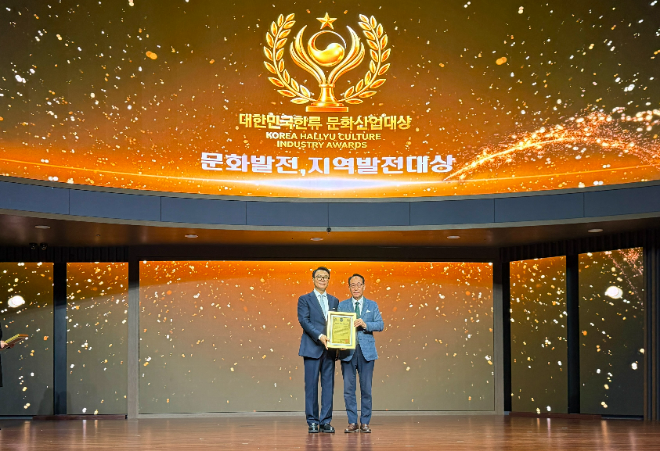 정연보 구로문화재단 대표이사(오른쪽)가 15일 서울 강서구 스카이아트홀에서 열린 '2026 대한민국 한류문화산업대상' 시상식에서 문화산업발전대상을 수상한 뒤 기념촬영을 하고 있다. (사진제공=구로문화재단)