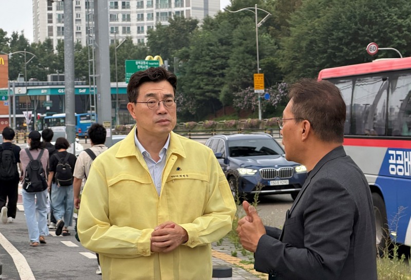 최웜용 평택시장이 15일 출근 시간대 상습 교통정체 구간을 직접 찾아 시민들의 교통 불편을 점검했다. /평택시