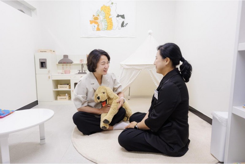 15일 오후 수원특례시 경기도장애아동지원센터 열린 경기도장애아동지원센터 개소식에서 추미애 경기도지사가 센터 관계자와 시설 라운딩을 하고 있다./경기도
