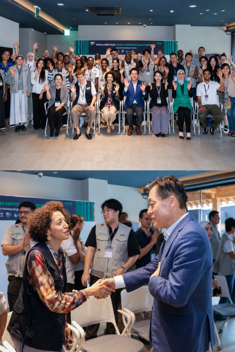 이재준 수원시장이 ‘해외 청년 세계유산 전문가 투어 프로그램’ 참가자들과 기념촬영과 함께 인사를 나누고 있다. /수원시